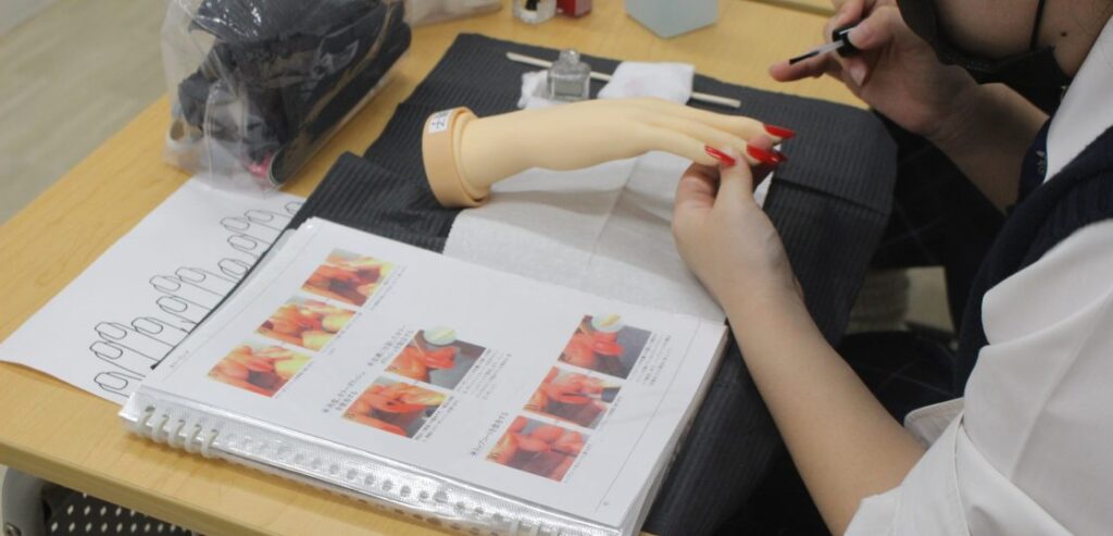 1年生ネイル授業 ― 赤のポリッシュに挑戦しました