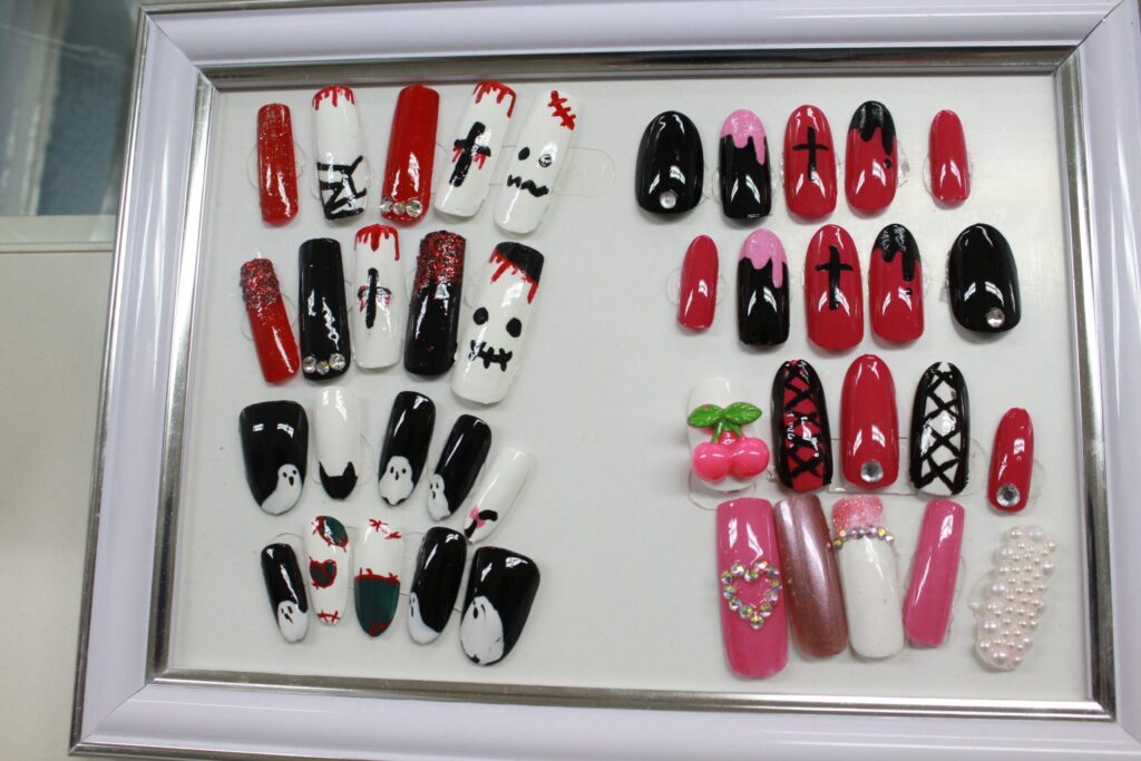 1年生ネイル授業：基礎からアートへ、一歩ずつ成長中！