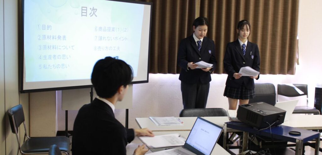 クリスマスネイルを制作しました ― 3年生美容コース