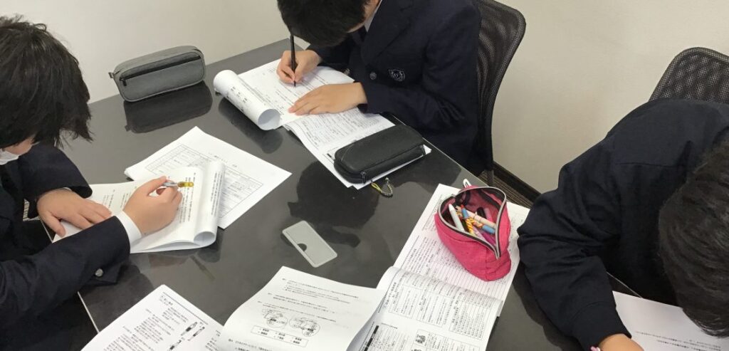 マナー検定に向けて学習を進めています ― 1年生